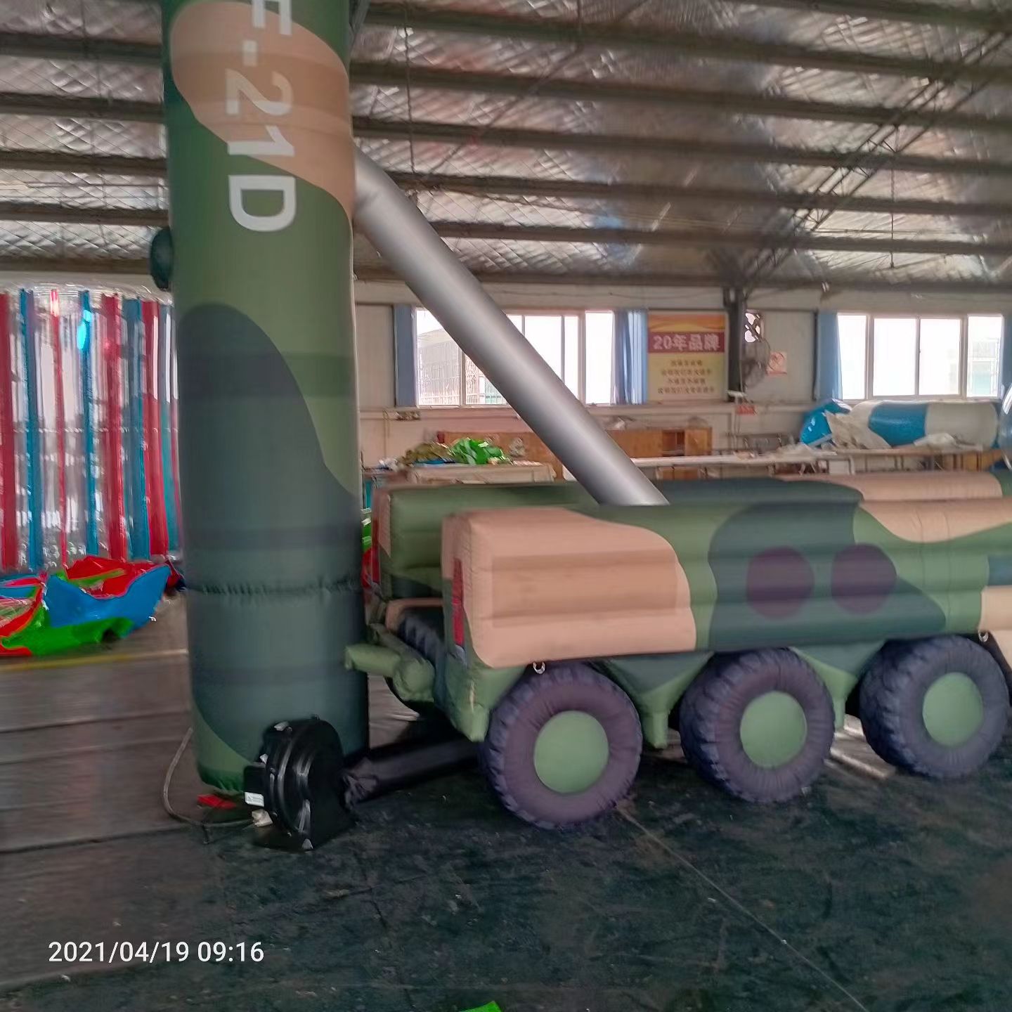 屯留军事演习中的充气目标车辆：模拟发射车雷达车坦克飞机